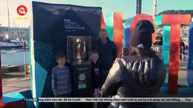 Người dân New Zealand hào hứng ngắm tượng vàng World Cup Nữ 2023