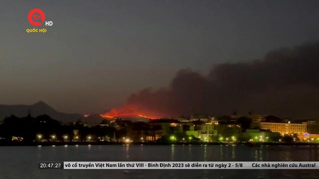 Du khách và người dân sơ tán do cháy rừng ở Hy Lạp 