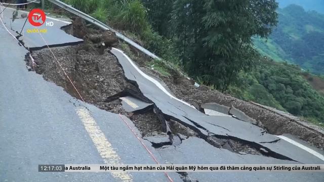 Mưa lớn gây sạt lở tỉnh lộ 129 tại huyện Sìn Hồ