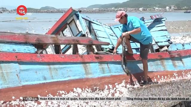 Quảng Ngãi: Hàng loạt xác tàu cá gây ô nhiễm ở cảng cá Sa Huỳnh