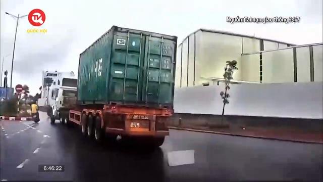 Điểm mù giao thông: May mắn thoát chết khi ngã trước đầu container  