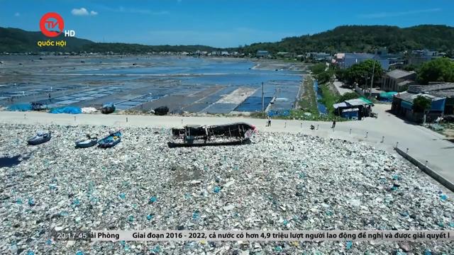Quảng Ngãi: Cận cảnh bãi rác khổng lồ phủ kín đầm nước mặn Sa Huỳnh 