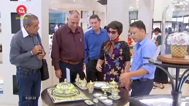 Nhóm nghị sĩ Cu Ba - Việt Nam tham quan mô hình sản xuất gốm sứ cao cấp Việt Nam