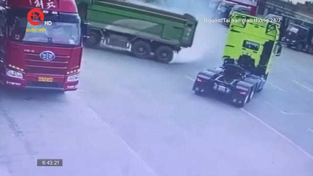 Điểm mù giao thông: Lái xe đầu kéo chủ quan khiến tài xế xe tải phanh cháy lốp