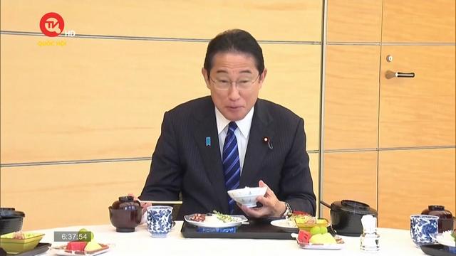 Thủ tướng Nhật Bản thưởng thức cá của vùng Fukushima