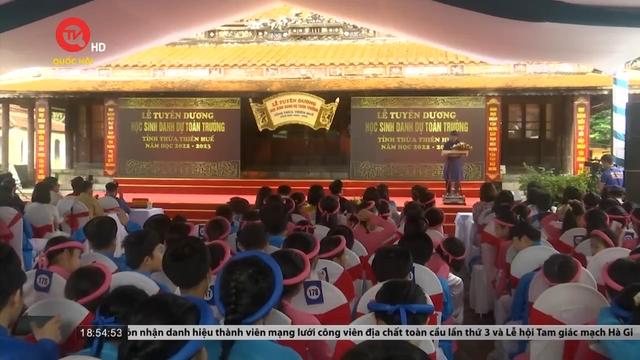 Độc đáo lễ tuyên dương học sinh danh dự tại Thừa Thiên-Huế 