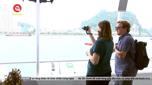 Đoàn đại biểu Nghị sĩ trẻ toàn cầu ấn tượng với vẻ đẹp của vịnh Hạ Long