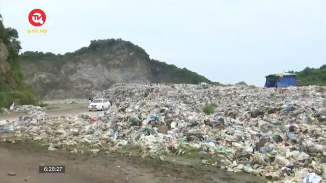 Alo cử tri: "Núi rác" khổng lồ bốc mùi đang "đầu độc" người dân Ninh Bình 