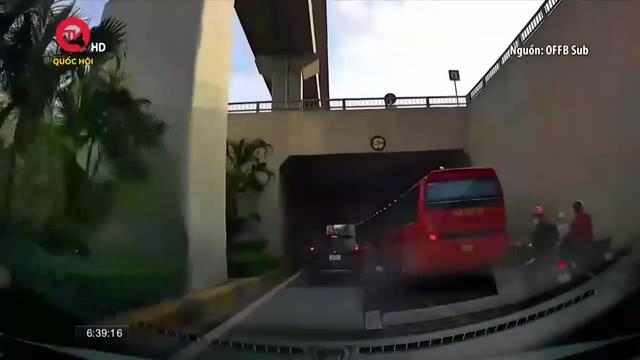 Điểm mù giao thông: Lạng lách, học sinh đi xe máy kẹt giữa xe khách và ô tô