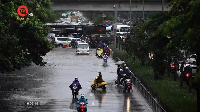 Nhiều tuyến phố Hà Nội ngập úng do mưa lớn nhiều giờ 