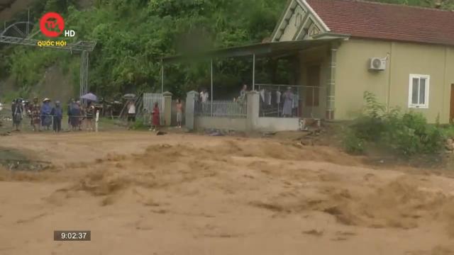 Mưa lớn gây thiệt hại nặng tại các tỉnh miền Trung