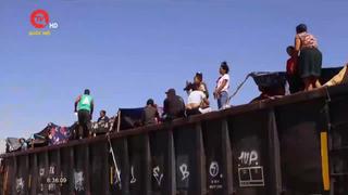 Người di cư tiếp tục tràn qua biên giới Mỹ - Mexico