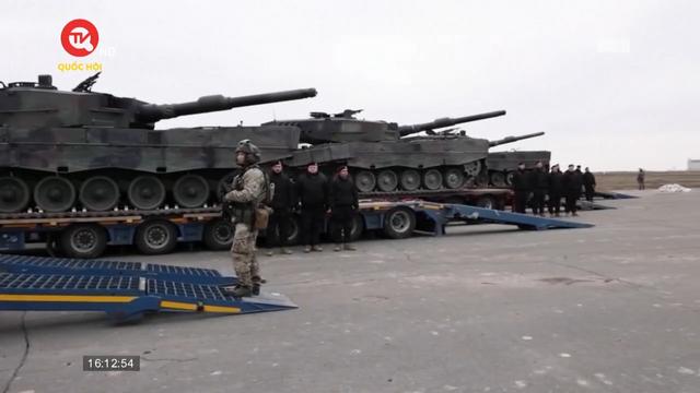 Ukraine nhận lô xe tăng tân trang đầu tiên từ Ba Lan