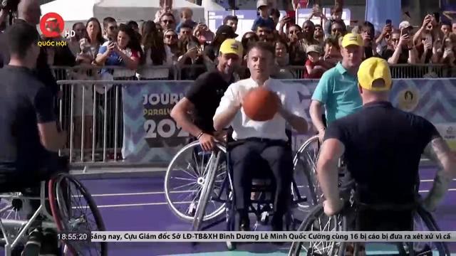 Tổng thống Pháp chơi bóng rổ trên xe lăn ủng hộ bán vé Paralympic 2024 