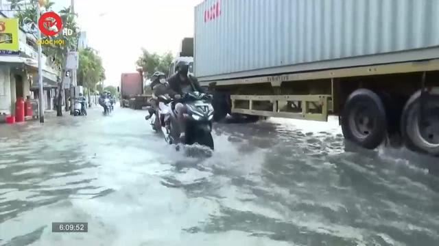 Mưa lớn, người dân TPHCM bì bõm đầy xe trong dòng nước   