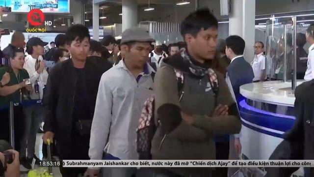 Thái Lan đón nhóm công nhân đầu tiên trở về từ Israel 