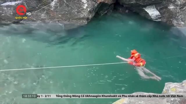Cảnh sát Đà Nẵng đu dây giải cứu du khách Nga mắc kẹt ở thác nước