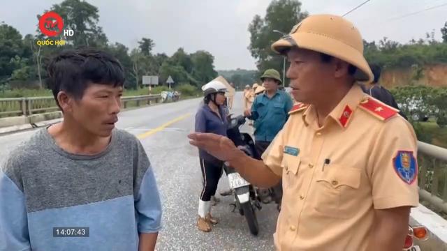 Cục cảnh sát giao thông tìm kiếm người mất tích do lũ ở Hà Tĩnh