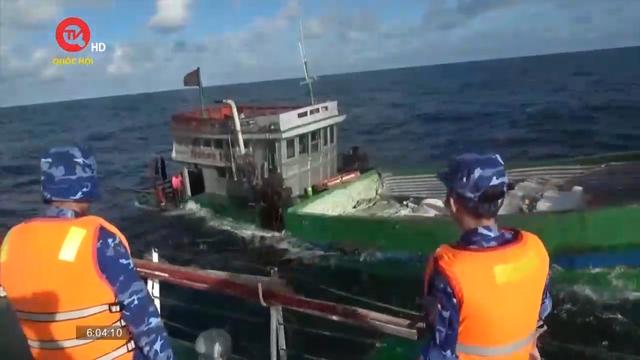 Cảnh sát biển kịp thời cứu sống 6 người trên tàu cá bị chìm