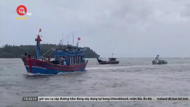 Quảng Ngãi: Cứu 5 ngư dân trên tàu cá bị chìm