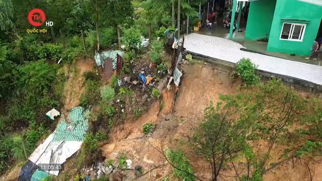 Mưa lớn gây sạt lở, làm sập nhà dân vùng "rốn lũ" tỉnh Quảng Nam