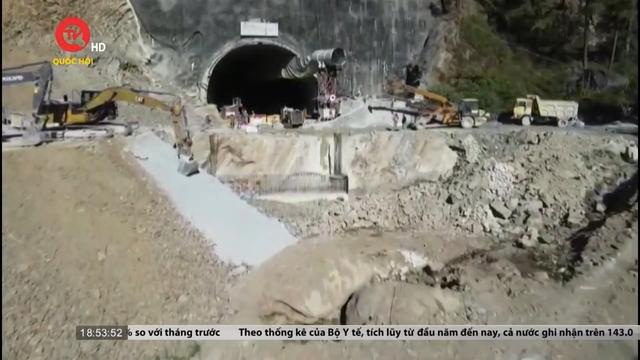 Tiếp tục nỗ lực cứu hộ người mắc kẹt trong vụ sập đường hầm ở Ấn Độ