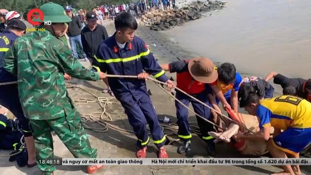 Thừa Thiên Huế: Xe máy lao xuống biển, 3 học sinh thương vong 