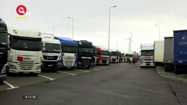Hàng nghìn xe tải bị chặn tại biên giới Ba Lan - Ukraine