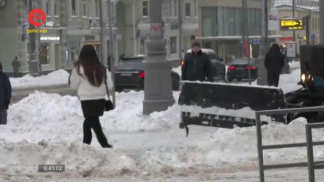 Thủ đô nước Nga đón đợt tuyết rơi dày bất thường