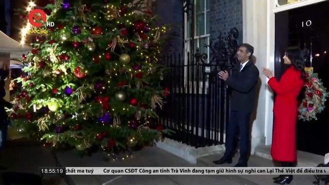 Cụm tin quốc tế: Tổng thống Mỹ Joe Biden và Thủ tướng Anh thắp sáng cây thông giáng sinh