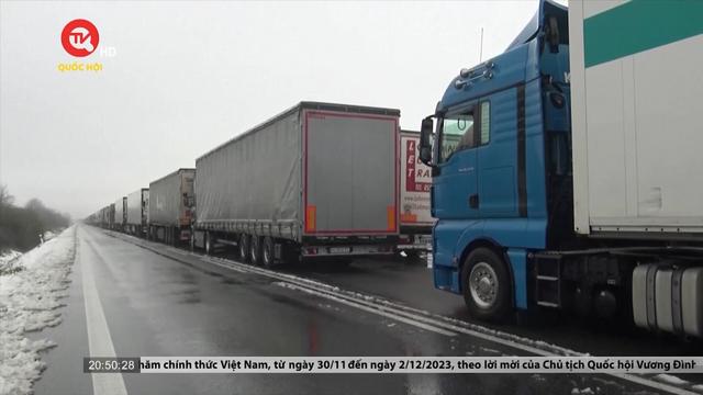 Tài xế Slovakia chặn cửa khẩu với Ukraine