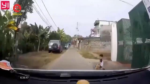 Điểm mù giao thông: "Rớt tim" khi trẻ chơi trước cửa nhà
