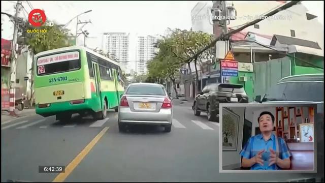 Điểm mù giao thông: Xe bus chèn vạch lấn làn gây bức xúc