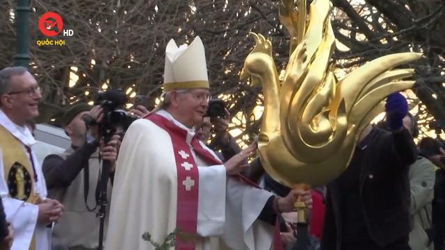 Paris: Gà trống vàng trên đỉnh Nhà thờ Đức Bà “tái sinh”