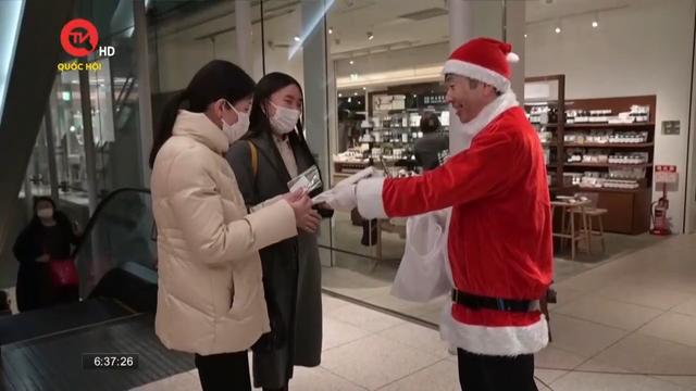 Ông già Noel mang niềm vui đến đường phố Tokyo