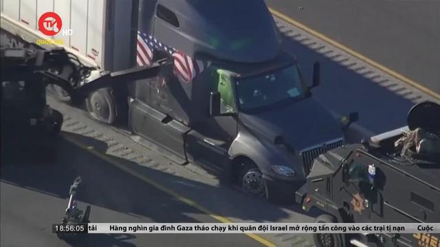 Tài xế xe tải dừng giữa đường cao tốc ở Texas, Mỹ