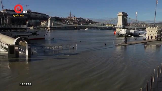 Sông Danube tràn bờ tại Hungary 
