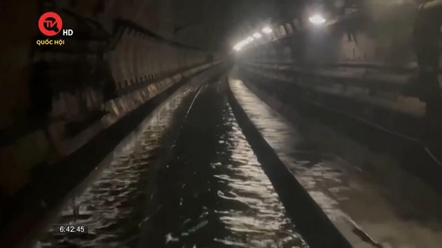 Hàng loạt chuyến tàu bị hủy do đường hầm bị ngập lụt tại Anh