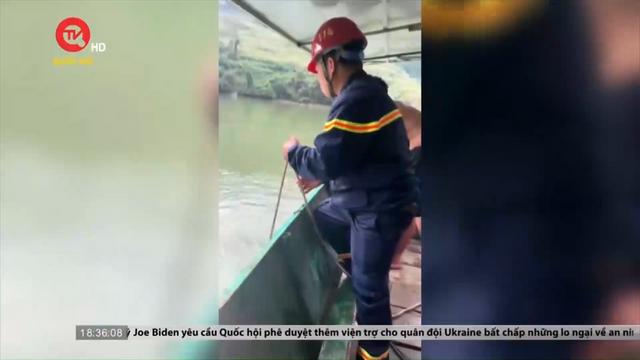 Tìm kiếm ô tô bị rơi xuống hồ thủy điện ở Hà Giang