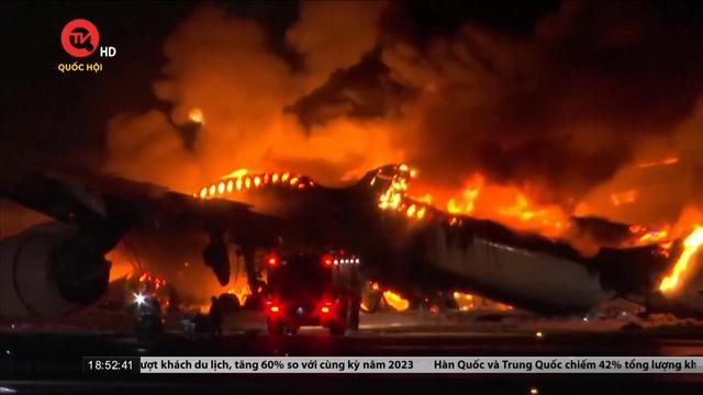 Máy bay chở gần 400 người cháy rực giữa đường băng Nhật Bản