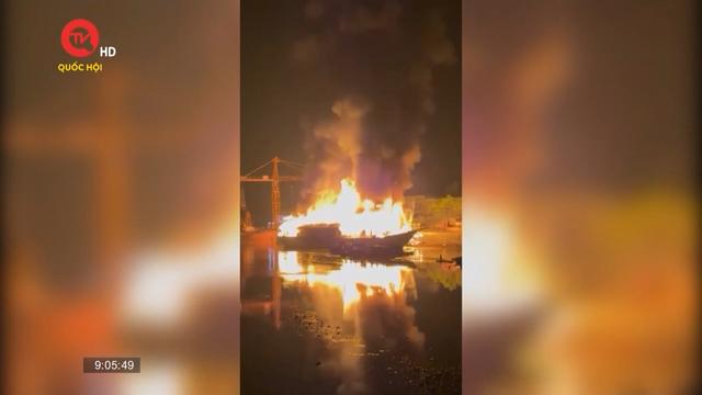 Quảng Ninh: Chập điện cháy rụi 3 tàu gỗ đang neo đậu trên sông Ka Long