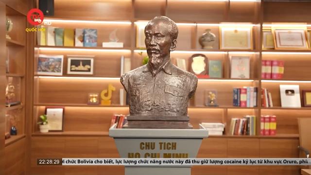 Nhà điêu khắc Trần Quốc Thịnh tặng Truyền hình Quốc hội tượng Bác Hồ