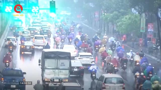Nhiều ngả đường ở Hà Nội ùn tắc do mưa lớn