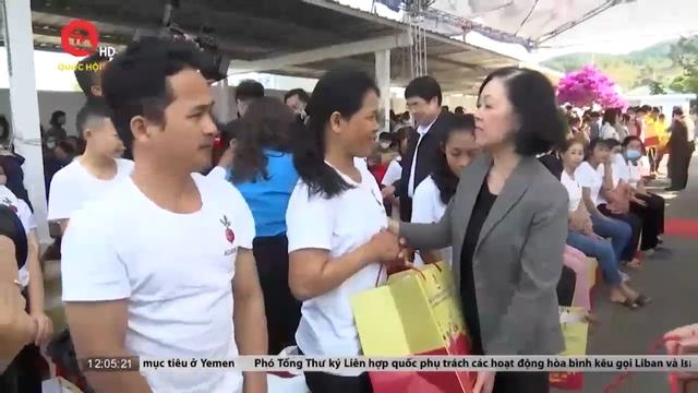 Thường trực Ban Bí thư Trương Thị Mai tặng quà Tết cho công nhân tại huyện Đức Trọng