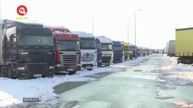 Lái xe tải Ba Lan ngừng phong tỏa cửa khẩu giáp với Ukraine