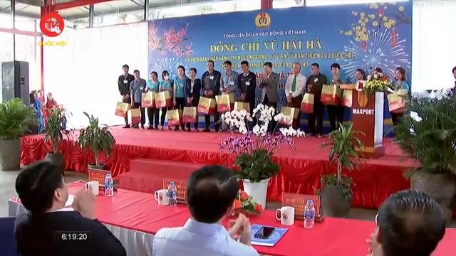 Chủ nhiệm Ủy ban Đối ngoại Vũ Hải Hà trao quà Tết cho người lao động tại Nam Định