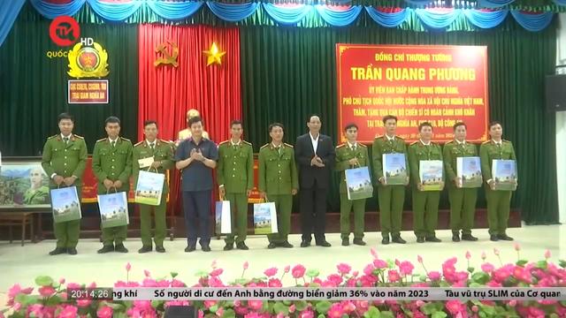 Phó Chủ tịch Quốc hội Trần Quang Phương tặng quà tết tại Quảng Trị 