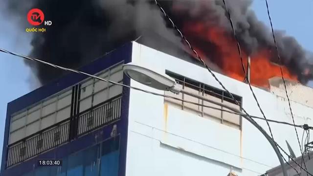 Cháy lớn sân thượng công ty nữ trang ở Gò Vấp, TPHCM