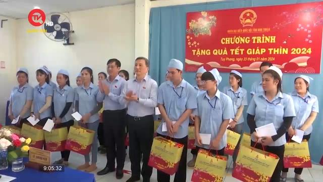 Chủ nhiệm Ủy ban Khoa học, Công nghệ và Môi trường của Quốc hội tặng quà Tết công nhân Bình Thuận 