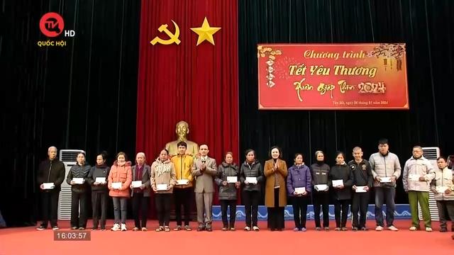 Trưởng ban Công tác đại biểu tặng quà tết tại Ninh Bình 